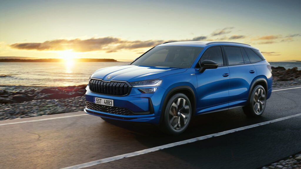 KODIAQ AZUL EN CARRETERA